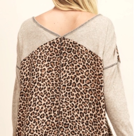 “V” OVERSIZED LEOPARD PRINT TWISTED HEM RAGLAN TOP - Picture 4 of 5